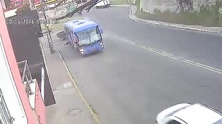 Ecuador: Young Man Falls From Bus, Crushed by Truck's Rear Wheels