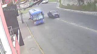 Ecuador: Young Man Falls From Bus, Crushed by Truck's Rear Wheels