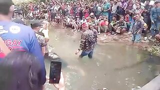 Two Men Die During Traditional Trial-by-Water Justice Ritual in The Philippines (Another Angle)