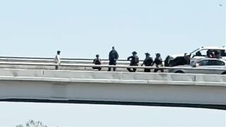 USA: SWAT confronts a man on a bridge for over 2 hours before he finally jumps