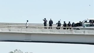 USA: SWAT confronts a man on a bridge for over 2 hours before he finally jumps
