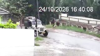 Rain-Slicked Moron in Renault Duster Turns Wrong Lane Into Death Lane