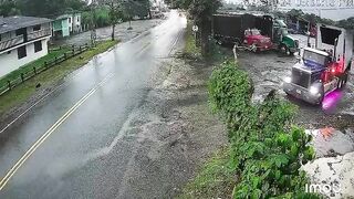 Colombia Wet Road Special: Motero Meets Truck at Full Speed