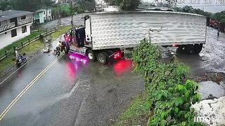 Colombia Wet Road Special: Motero Meets Truck at Full Speed