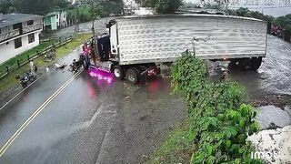Colombia Wet Road Special: Motero Meets Truck at Full Speed