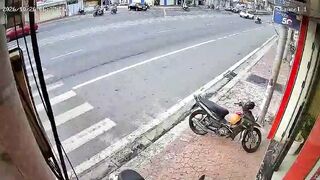 Vietnam Traffic Einstein: Scooter Bros Pick Wrong Time to Play Chicken with Truck
