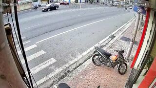 Vietnam Traffic Einstein: Scooter Bros Pick Wrong Time to Play Chicken with Truck