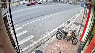 Vietnam Traffic Einstein: Scooter Bros Pick Wrong Time to Play Chicken with Truck