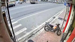 Vietnam Traffic Einstein: Scooter Bros Pick Wrong Time to Play Chicken with Truck