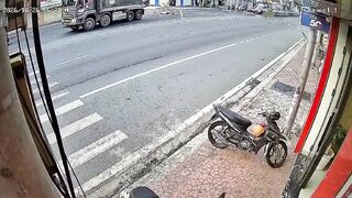 Vietnam Traffic Einstein: Scooter Bros Pick Wrong Time to Play Chicken with Truck