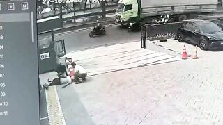 Taxi Driver Collapsed, Dies While Waiting to Charge His Car