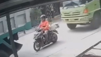 Motorcyclist Seriously Injured After Getting Sandwitched By Two Trucks