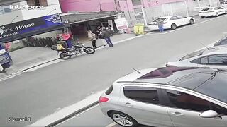 Gunpoint Gold Chain Robbery Ends with Police Shooting the Thief on Spot