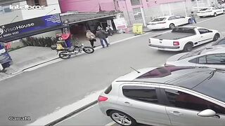 Gunpoint Gold Chain Robbery Ends with Police Shooting the Thief on Spot
