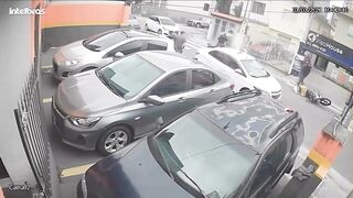 Gunpoint Gold Chain Robbery Ends with Police Shooting the Thief on Spot
