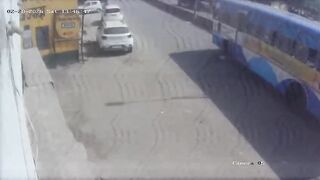 Disoriented Pedestrian Throws Himself Under Moving Bus in Instant Death