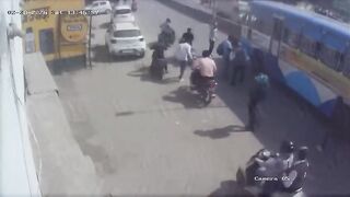 Disoriented Pedestrian Throws Himself Under Moving Bus in Instant Death