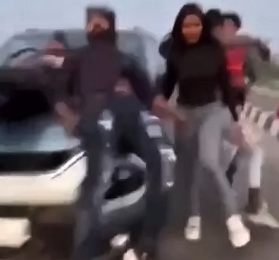 In India, a group of TikTokers decided to post TikTok on the highway