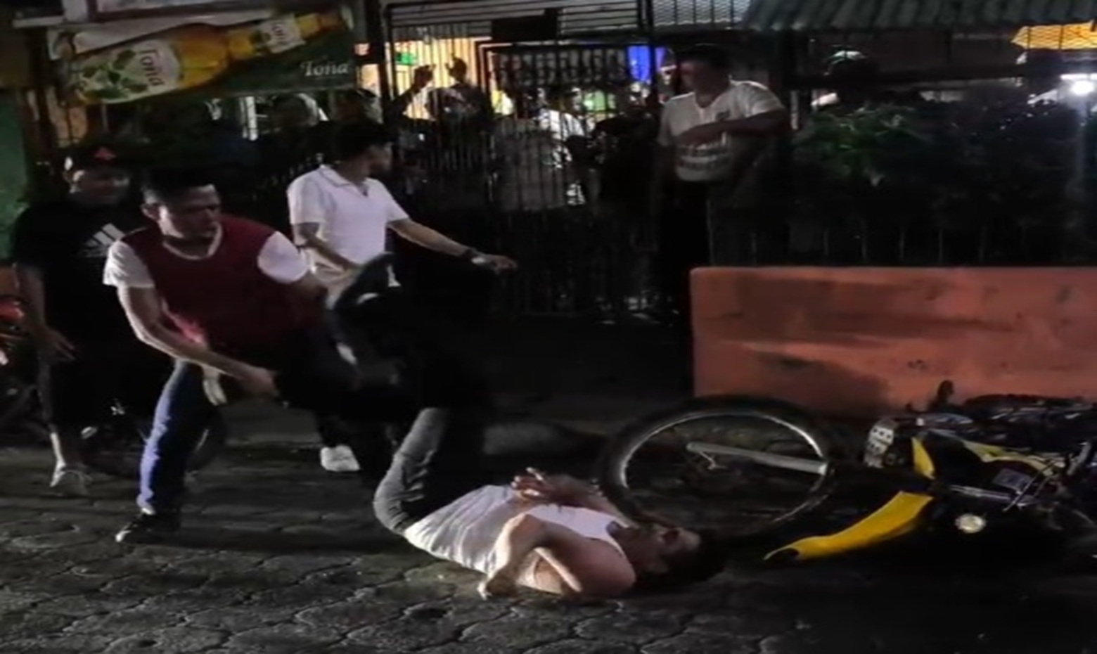 Man’s Arm SNAPS Off at Elbow During Bar Fight — Opponent Keeps Pounding Him Anyway