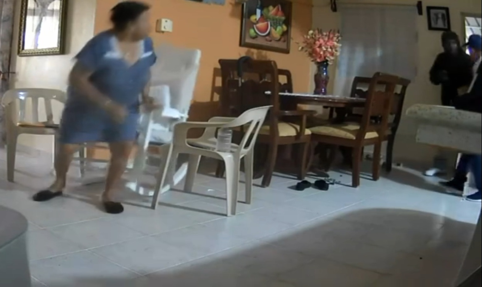 Armed Thief Shoots Man in Front of His Mother After He Runs Home to Protect His Phone