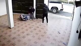 Helpless Woman Attacked, Put On Chokehold During Robbery In Mexico