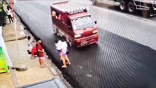 Crazy Crash In Philippines Unbelievable, Nobody Died