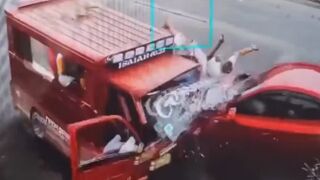 Crazy Crash In Philippines Unbelievable, Nobody Died
