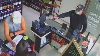 Off Duty Cop Shoots Armed Robber Inside The Store In Argentina