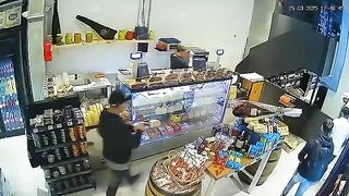Off Duty Cop Shoots Armed Robber Inside The Store In Argentina