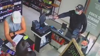 Off Duty Cop Shoots Armed Robber Inside The Store In Argentina