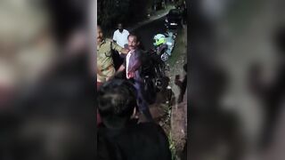 Mentally Unhinged Maniac Stabs Indian Rickshaw Driver to Death in Savage Knife Frenzy