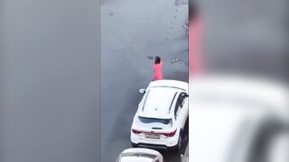 LoL "In Moscow, a drunk woman decided to smash the mirrors on a cars"