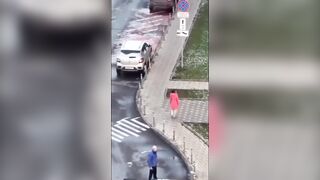 LoL "In Moscow, a drunk woman decided to smash the mirrors on a cars"