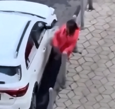 LoL "In Moscow, a drunk woman decided to smash the mirrors on a cars"