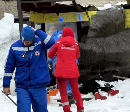Block of ice crushed a woman to death
