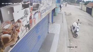 Dude Lurks in Alley with Machete, Ambushes Old Rival & Severs Hand in Revenge Attack