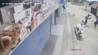 Dude Lurks in Alley with Machete, Ambushes Old Rival & Severs Hand in Revenge Attack