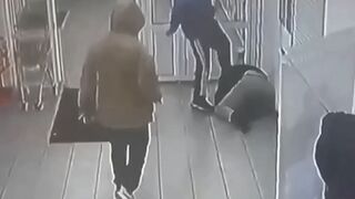 Russia: Two men brutally beat up customer in supermarket