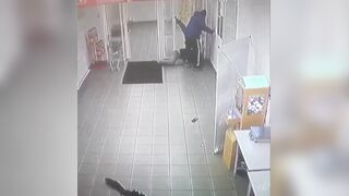 Russia: Two men brutally beat up customer in supermarket