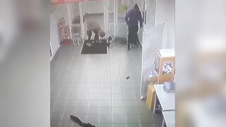 Russia: Two men brutally beat up customer in supermarket