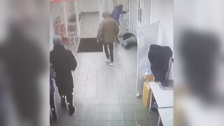 Russia: Two men brutally beat up customer in supermarket