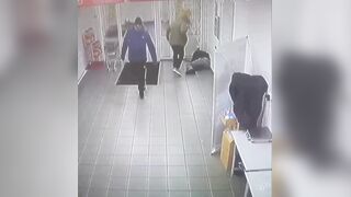 Russia: Two men brutally beat up customer in supermarket
