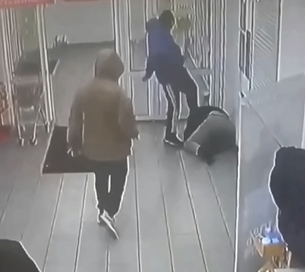 Russia: Two men brutally beat up customer in supermarket