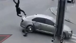 LoL "Kamikaze opens scooter season with spectacular somersault"