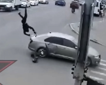 LoL "Kamikaze opens scooter season with spectacular somersault"
