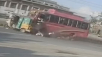 Passengers Ejected, Two Killed After Bus Destroys Rickshaw In  Pakistan