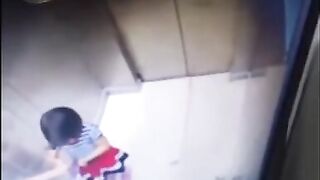 Be careful when taking the elevator！！