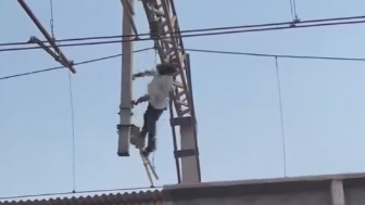 Man Climbs On Electricity Pole And Gets Electrocuted