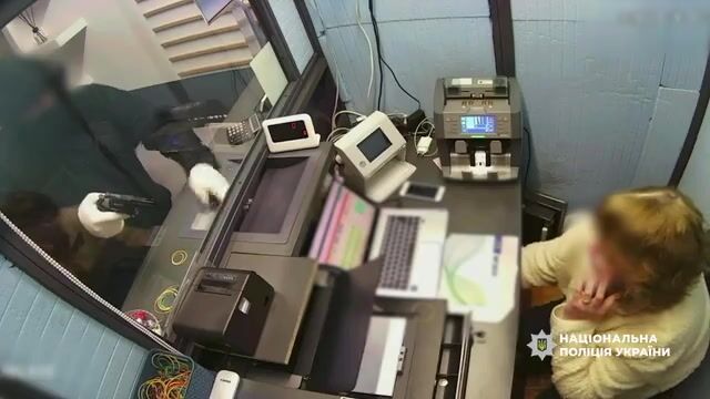 In Kyiv, a man tried to rob a currency exchange office at gunpoint.