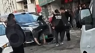 LoL "Man bangs his head against car until he passes out" (2 views)